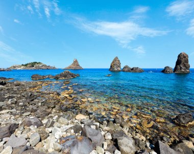 Dev sahil ve Cyclops Aci Trezza kenti (İtalya, Sicilya, 10 km kuzeyinde Catania) Adaları. Isoles Dei Ciclopi Faraglioni bilinen.