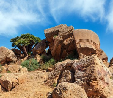 Zeus Tapınağı ünlü antik Valley, tapınaklarda, Agrigento, Sicilya, İtalya mahveder. UNESCO Dünya Miras Listesi.