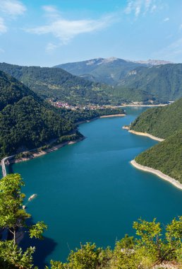 Karadağ'da fantastik rezervuar Piva Gölü (Pivsko Jezero) yaz manzarası ile ünlü Piva nehir kanyonu. Doğa seyahat arka plan.