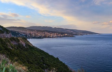 Yaz sabahı Adriyatik kıyı şeridi, Bar, Karadağ. Panorama.