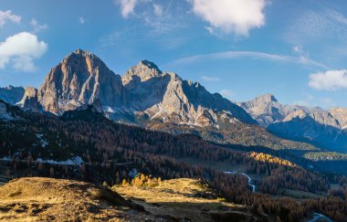 İtalyan Dolomitler Giau Geçidi 'nden huzurlu güneşli akşam manzarası. Resimli iklim, çevre ve seyahat konsepti sahnesi.