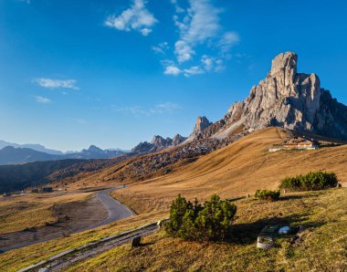 İtalyan Dolomites Dağı (önünde Ra Gusela kayası) Giau Geçidi 'nden huzurlu güneşli akşam manzarası. Resimli iklim, çevre ve seyahat konsepti sahnesi.