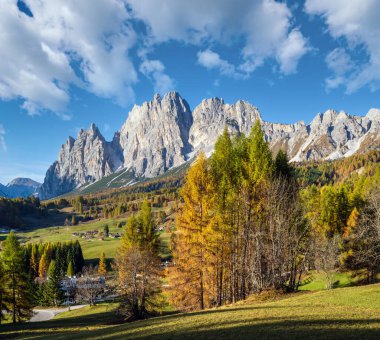 Güneşli sonbahar Dolomites Dağı manzarası, Sudtirol, İtalya. Cortina d 'Ampezzo çevresinden huzurlu manzara, Cristallo Grubu uzak dağlardaki kayalık tepeler.