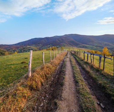 Sonbahar Karpatlar ve kirli kırsal yollar, Ukrayna.