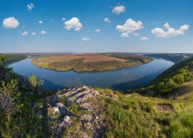 Dnister Nehri Kanyonu 'nun muhteşem bahar manzarası. Resimli kayalar, tarlalar, çiçekler. Shyshkovi Gorby, Nahoriany, Chernivtsi bölgesi, Ukrayna.