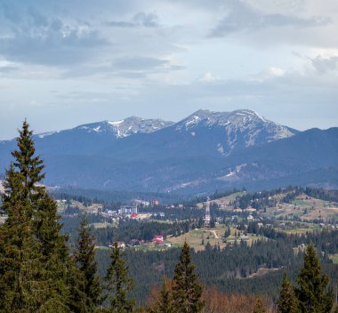 Bahar Karpat Dağları manzarası, Ukrayna.