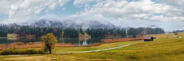 德国巴伐利亚Geroldee或Wagenbruchsee高山湖 秋天阴沉沉的 雾蒙蒙的 毛毛雨蒙蒙的 风景秀丽的旅游 天气和乡村自然美景概念景观 — 图库照片