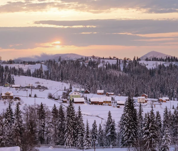 Pre Alba Alpino Piccolo Villaggio Tranquillo Invernale Montagne Innevate Intorno — Foto Stock