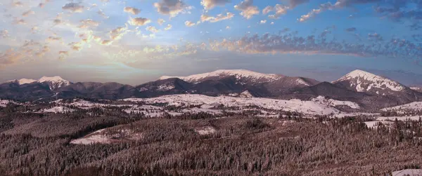 Winter Afgelegen Alpine Dorp Rand Platteland Heuvels Bossen Landbouwgronden Uitzicht — Stockfoto