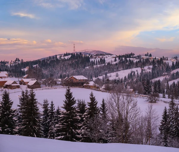 乌克兰喀尔巴阡山脉沃罗年科附近的高山小村和冬季日出雪山 — 图库照片