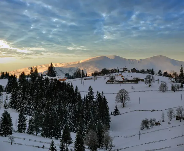 Kleine Alpiene Dorp Winter Besneeuwde Bergen Eerste Zonsopgang Zonlicht Rond — Stockfoto