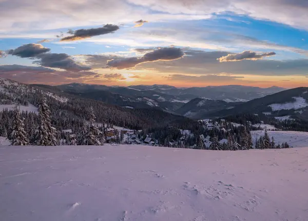 美丽的冬日清晨日出前的阿尔卑斯山 从Svydovets山脊看著名的乌克兰Dragobrat滑雪胜地 — 图库照片