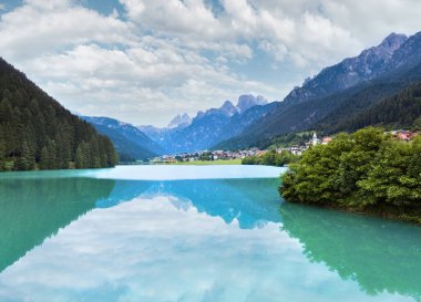 Sakin yaz İtalyan dolomites dağ Gölü ve köy görünümü (Auronzo di Cadore)