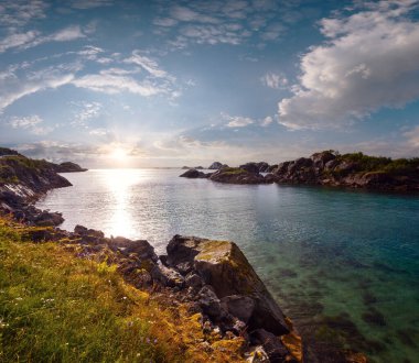 Yaz bulutlu akşam ersfjorden peyzaj (Norveç, lofoten).