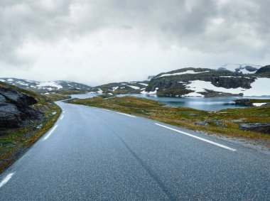 Yaz dağ puslu peyzaj road, göl ve kar (Norveç, aurlandsfjellet).