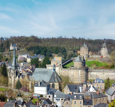 Chateau de Fougeres (Fransa) bahar manzarası. XiI-Xv yüzyılda inşa.