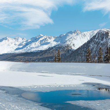 Dağ manzarası göl ile kış. Kappl kayak bölgesi Tirol Dağları, Avusturya.
