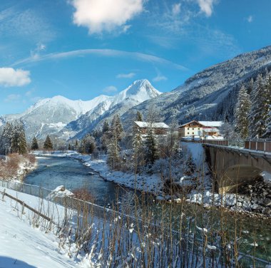 Haselgehr Köyü kış görünümü ile Lech Nehri (Avusturya, Tirol)