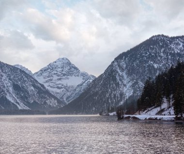 Plansee Gölü ve dağ manzarası, Tirol, Avusturya.