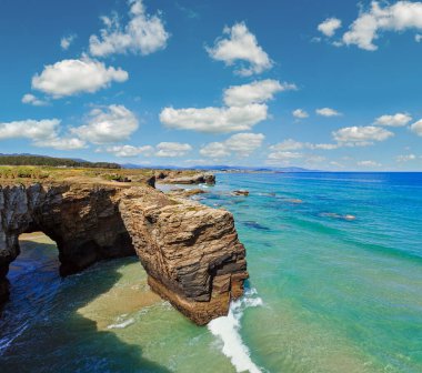 Alçak gelgitte Katedraller 'deki doğal kaya kemerleri (Cantabric sahili, Lugo (Galiçya), İspanya).