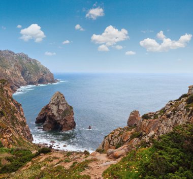 Atlantik Okyanusu kıyısında bulutlu havalarda. Cape Roca (Cabo da Roca), Portekiz görüntülemek.
