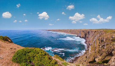 Kumlu (Aljezur, Algarve, Portekiz) yaz Atlantik Okyanusu kıyısı manzarası. İki atış Dikiş Panoraması.    