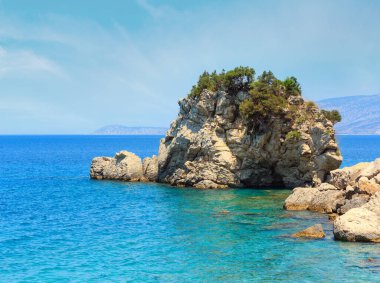 İlginç kaya (bir kaplumbağa şeklinde), deniz kıyısında yatay yaz. Ayna beach görünümünden (Plazhi ben Pasqyrave), Saranda, Arnavutluk.