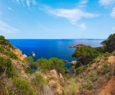 Yaz Akdeniz kayalık kıyı manzarası (Costa Brava, Katalonya, İspanya).