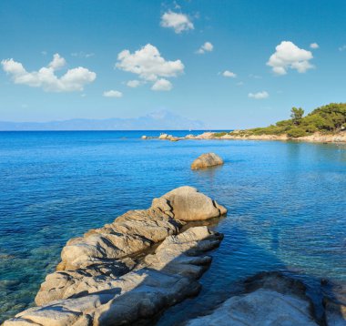 Ege Denizi sahil Peyzaj ve sis, Mount Athos Orange Beach (Chalkidiki, Yunanistan) görüntüleyin. Tanınmayan insanlar.