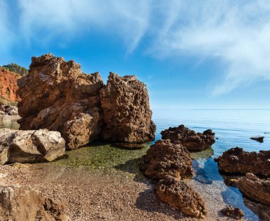 Cennet deniz masmavi su ve plaj ile defne. San Vito arasındaki kıyı şeridi iz Zingaro tabiatı Park'tan lo Capo Scopello, görüş ve Trapani eyaletinde, Sicilya, İtalya