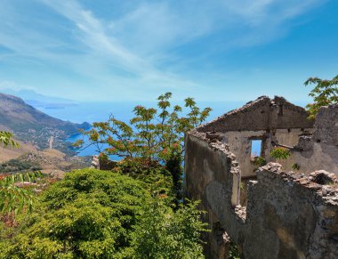 Maratea özgün yerleşim İsa kurtarıcı heykel San Biagio dağda, Tiren Denizi kıyısında, Basilicata, İtalya hemen altındaki kayalık bir eğimli yüzey üzerinde kalıntıları.