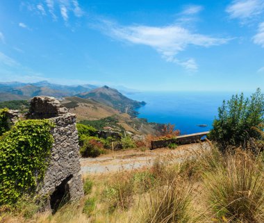 Yaz tiren Deniz Sahil manzaralı San Biagio dağ tepe (Kurtarıcı İsa heykeli yol) ve antik kenti kalıntıları, Maratea, Basilicata, İtalya.
