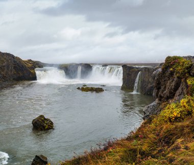 Su dolu büyük şelale Godafoss Sonbahar sıkıcı gündüz manzarası, Kuzey İzlanda.
