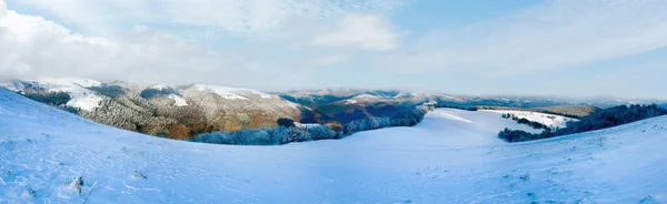 Octubre Borde Del Bosque Hayas Montaña Con Primera Nieve Invierno — Foto de Stock