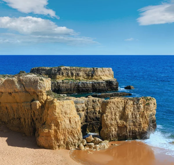 在沙滩上的黄色悬崖 夏季大西洋海岸顶视图 阿尔布费拉郊区 阿尔加维 葡萄牙 — 图库照片