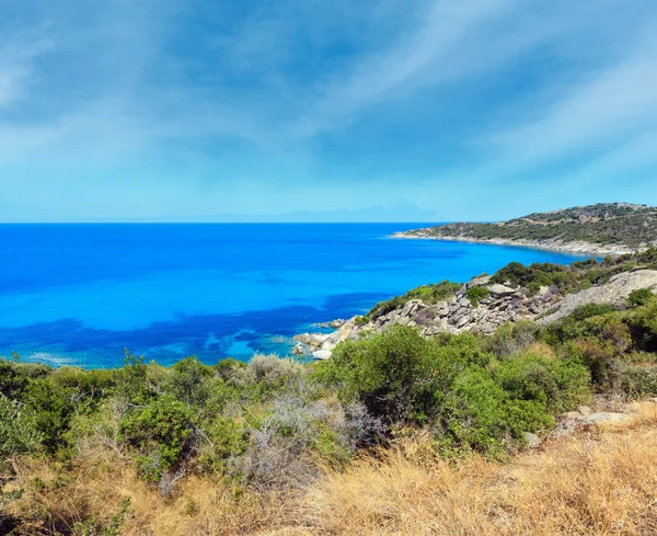 Yaz deniz sahne Akuamarin şeffaf su ile. Kıyıdan (Sithonia, Halkidikya, Yunanistan görüntülemek).