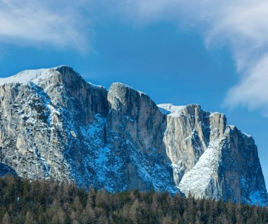 güzel kış kayalık dağ manzarası. İtalya dolomites, passo gardena, south tyrol'ın eteklerinde.