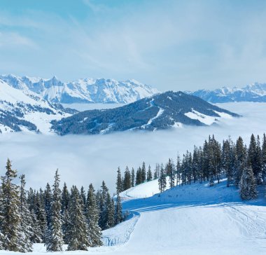 sabah kış dağ manzara içinde bulutların altında valley (hochkoenig bölge, Avusturya ile)