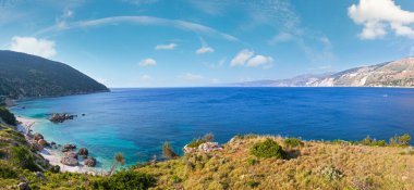 Top atheras görünümünü Körfez sahil şeridi (kefalonia, Yunanistan). Yaz deniz Panoraması.
