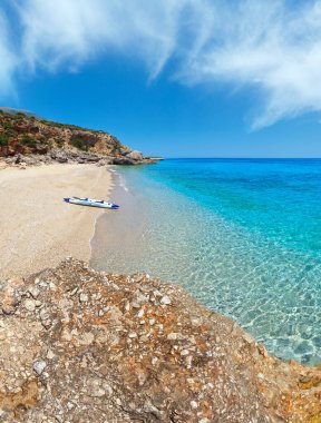 Drymades plaj manzarası, Arnavutluk. Şişme Kano ile kıyısında yaz Ionian sea coast görünümü.