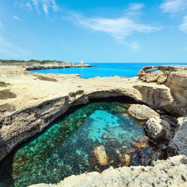 Beyaz kayalık uçurum, mağara, deniz Körfezi ve adacıkları Grotta della Poesia, Roca Vecchia,: Salento Adriyatik Denizi kıyısında, Puglia, İtalya ile pitoresk deniz manzarası