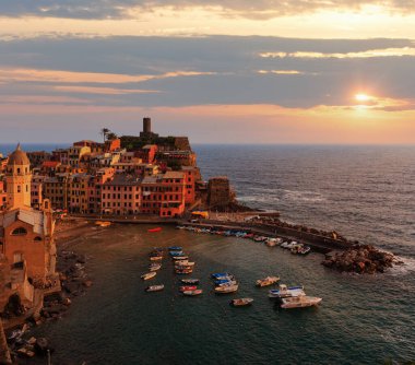 Vernazza - beş ünlü köylerinden Ligurya Denizi ve dik kayalıklarla karada arasında askıya Liguria, İtalya, Cinque Terre Milli Parkı, yaz aylarında güzel gün batımı. İnsanlar tanınmaz.