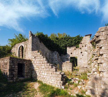 Ortaçağ yerleşim yeri ve kilisesi 1979 depremi, Sutomore, Bar Region, Karadağ 'da tamamen yıkıldı..