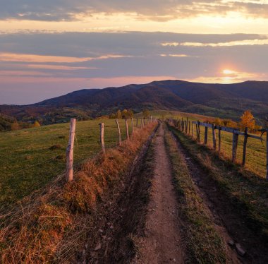 Sonbahar Karpatlar ve kirli kırsal yollar, Ukrayna.