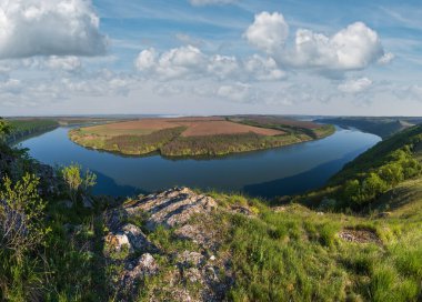 Dnister Nehri Kanyonu 'nun muhteşem bahar manzarası. Resimli kayalar, tarlalar, çiçekler. Shyshkovi Gorby, Nahoriany, Chernivtsi bölgesi, Ukrayna.