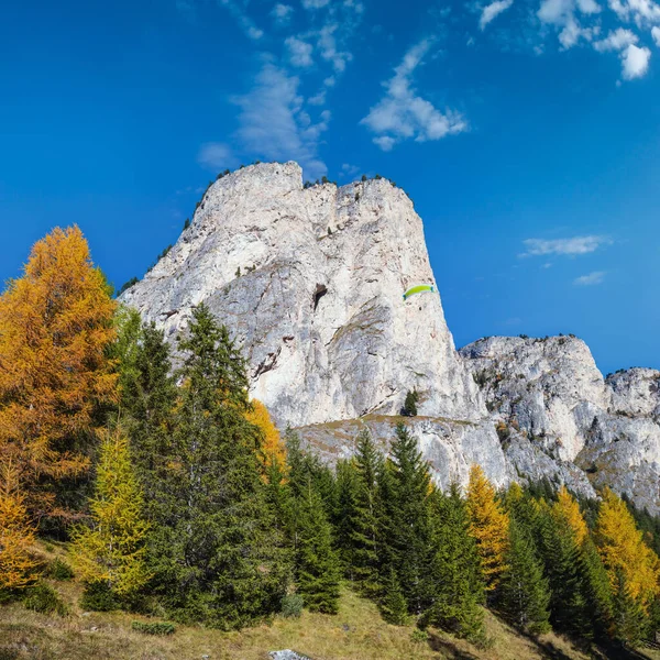 Őszi Alpesi Dolomitok Hegyi Jelenete Felismerhetetlen Siklóernyősök Égen Békés Kilátás — Stock Fotó