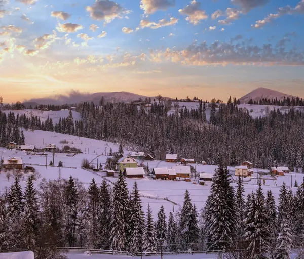 黎明前高山小村静谧 冬季雪山环抱 — 图库照片