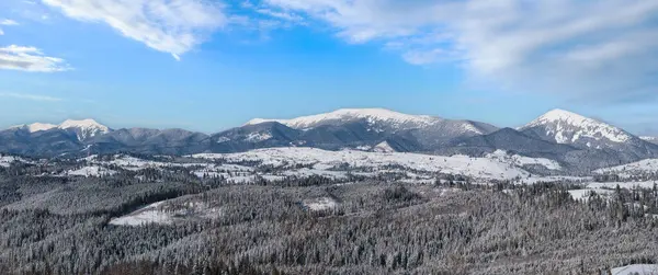 Inverno Remota Aldeia Alpina Periferia Colinas Rurais Bosques Terras Agrícolas — Fotografia de Stock