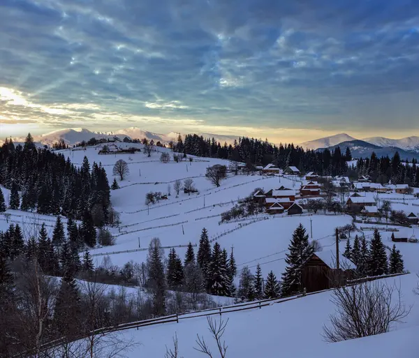 Kleine Alpiene Dorp Winter Besneeuwde Bergen Eerste Zonsopgang Zonlicht Rond — Stockfoto