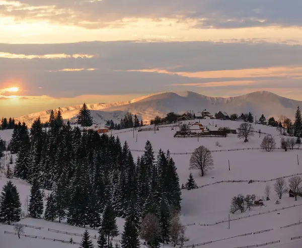 Kleines Alpendorf Und Schneebedeckte Berge Ersten Sonnenaufgang Voronenko Karpaten Ukraine — Stockfoto